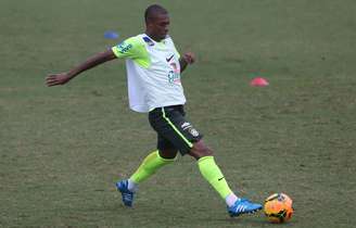 Fernandinho segue na Seleção com Dunga