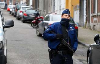 Policial belga em rua no centro da cidade de Verviers. 16/01/2015