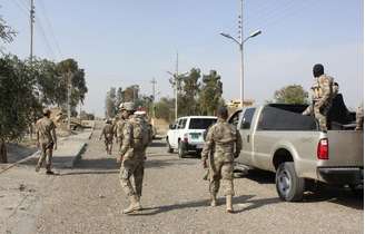 <p>Forças de segurança do Iraque assumem posições para combater militantes do Estado Islâmico, em Adhaim, norte de Bagdá, em novembro</p>