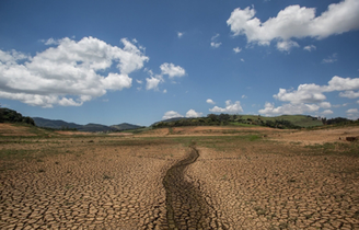 <p>Represa do Sistema Cantareira atingida pela seca</p>