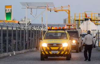 <p>Comboio de carros, um contendo corpos das vítimas da explosão na FPSO Cidade de São Mateus</p>