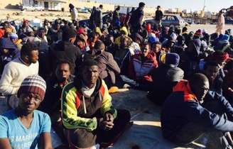 Milhares de imigrantes arriscam a travessia do Mediterrâneo para chegar à Europa
