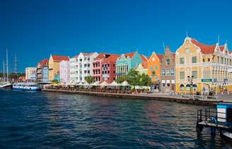 Willemstad, capital de Curaçao, é considerada uma das 10 cidades mais coloridas do mundo