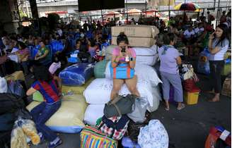 Passageiros aguardam em um terminal de ônibus das Filipinas para deixar áreas de risco antes da chegada do tufão Noul