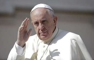 Papa Francisco acena em audiência no Vaticano.  17/6/2015.