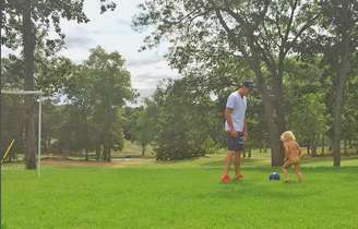 Tom Brady joga bola com Vivian