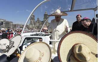 O Papa Francisco usando um sombrero mexicano