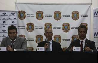 Tacio Muniz (esq.), delegado da Polícia Federal, Marcos Uruguai (centro), superintendente regional em exercício PF e Leonardo Freitas, procurador da República, durante coletiva sobre a Operação Eficiência.