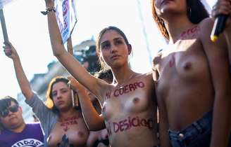 Mulheres protestam com os seios de fora em favor ao direito das mulheres de fazerem topless e mostrarem seus seios nas praias.