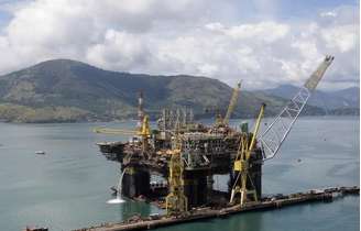 Construção de plataforma de petróleo em Angra dos Reis, no Rio de Janeiro 24/02/2011 REUTERS/Sergio Moraes 