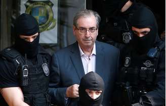 Ex-presidente da Câmara dos Deputados Eduardo Cunha, escoltado por policiais em Curitiba
20/10/2016
REUTERS/Rodolfo Buhrer