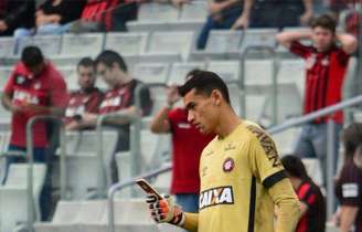 Arqueiro do Furacão utilizou aparelho eletrônico antes do jogo. (Reprodução SporTV)