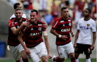 Réver, do Flamengo comemora gol em partida contra Sport, zagueiro abriu o placar aos 14 minutos do primeiro tempo 