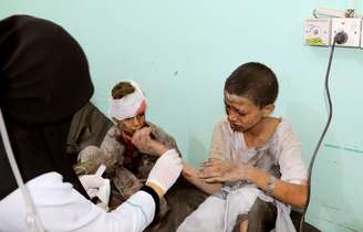 Médica trata crianças feridas por ataque aéreo em Saada, no Iêmen 09/08/2018 REUTERS/Naif Rahma