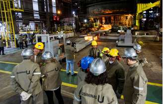Jornalistas visitam no alto forno da siderúrgica Usiminas após um longo fechamento, em Ipatinga, Minas Gerais 17/4/2018. REUTERS/Alexandre Mota