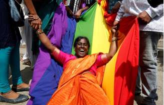 Ativista LGBT comemora revogação de proibição de sexo gay em Bengaluru, na Índia 06/09/2018 REUTERS/Abhishek N. Chinnappa 