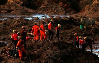 Equipes de resgate trabalham na lama de Brumadinho 28/01/2019 REUTERS/Adriano Machado