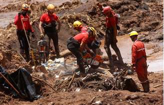Equipe procura mortos ou sobreviventes na lama de Brumadinho