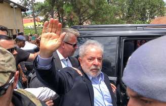 Lula deixa o cemitério após acompanhar o funeral de seu neto