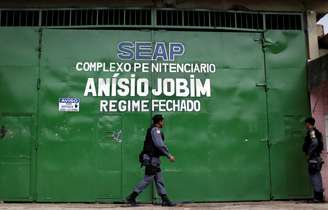 Policiais caminham em frente à entrada principal do Compaj em Manaus
03/01/2017
REUTERS/Ueslei Marcelino