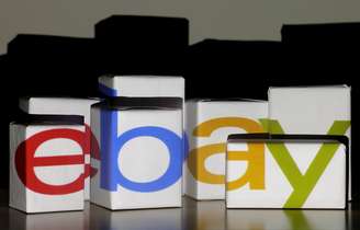 Logotipo do eBay é projetado em caixas brancas. 21/1/2014.  REUTERS/Kacper Pempel