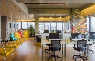 1. Modelos de cadeira para escritório com estrutura de tela e rodízios. Fonte: Blog da Marelli