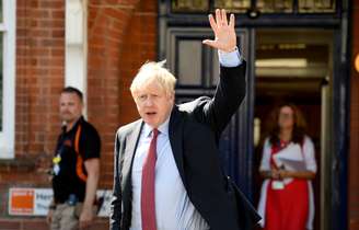 Primeiro-ministro britânico, Boris Johnson, acena para o público ao sair de um hospital na Grã-Bretanha. 23/8/2019. Finnbarr Webster/Pool via REUTERS 
