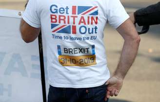 Defensor do Brexit do lado de fora do Parlamento em Londres REUTERS/Peter Nicholls 