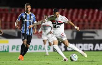 O atacante Luciano em uma rara tentativa de finalização do São Paulo contra o Grêmio (Rubens Chiri/saopaulofc.net)