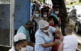 Vacinação contra Covid-19 em São Gonçalo (RJ)
18/2/2021   REUTERS/Ricardo Moraes