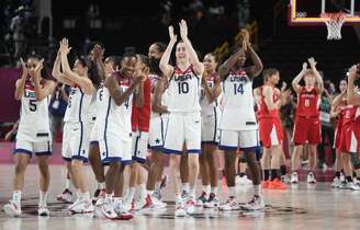 Jogadoras dos Estados Unidos festejam o título após a vitória sobre o Japão