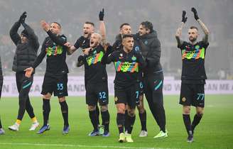 Jogadores do Inter de Milão celebram vitória pelo Italiano