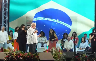 Bomba com fezes foi lançada em evento com Lula no Rio