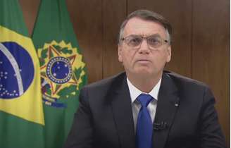Em live, Bolsonaro mostra Constituição: 'Esta é melhor carta à democracia'
