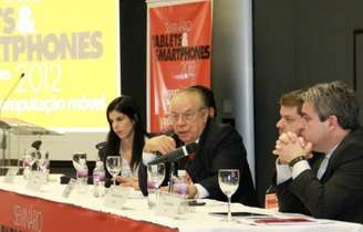 Ethevaldo Siqueira (dir.) esceveu grandes reportagens internacionais sobre tecnologia