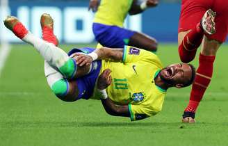 Neymar sofreu entorse contra a Sérvia
