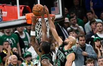 Jaylen Brown e Derrick White dão toco em P.J. Washington 