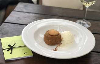 Um dos sucessos do La Huella é o petit gâteau de doce de leite com sorvete de banana e cookie de amendoim