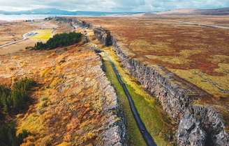 Duas placas tectônicas se encontram no Parque Nacional Thingvellir, na Islândia: pela primeira vez cientistas usaram informações das rochas para reconstruir o movimento das placas tectônicas da Terra VisualProduction/Shutterstock