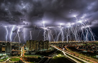 Fotógrafo registra 'chuva' de relâmpagos no DF