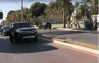 Parte do comboio que levava o ex-presidente Jair Bolsonaro (PL) de sua residência, em Brasília, para colocar a tornozeleira eletrônica