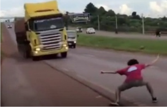 Jovem foi preso após fazer ‘jogo da galinha’ com carreta e quase provocar acidente no Paraguai