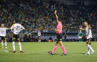 Matheus Candançan marcou pênalti para o Novorintino e anulou gol irregular do Palmeiras.