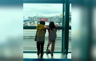 Filhos de Sharon Tang no aeroporto antes de viagem