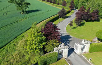 A vila fica a aproximadamente 30 minutos de carro de Dublin, capital da Irlanda