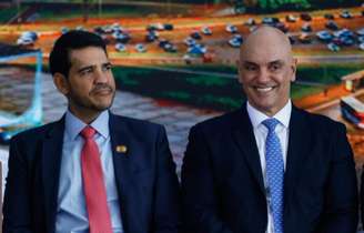 O ministro da AGU, Jorge Messias, ao lado do ministro do STF Alexandre de Moraes.