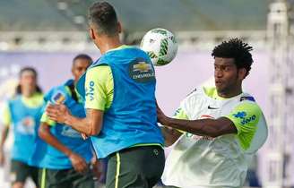 Zagueiro Gil durante treino da Seleção Brasileira em 2016