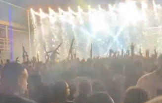 Homens apontando fuzis para o alto chamam atenção nos vídeos da festa