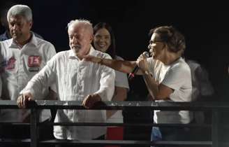 Janja xinga Nikolas Ferreira durante comício em Salvador