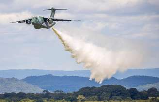 Aeronave KC-390 Millennium, da Força Aérea Brasileira (FAB), equipado com um sistema de borrifa água
